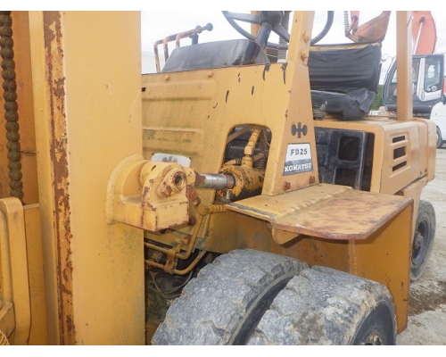 KOMATSU FD25-7